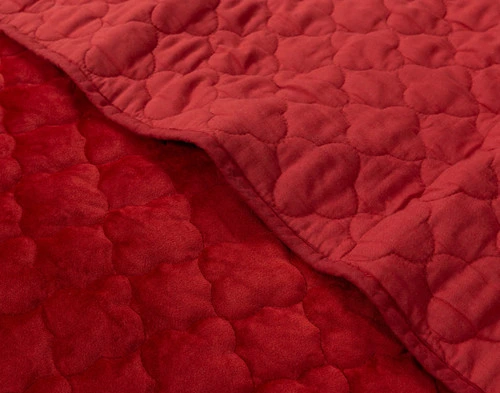 Edge of our Lattice Ruby Quilt Set to show its cotton surface and top-stitched diamond pattern side-by-side.