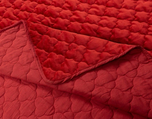 Folded corner on our Lattice Ruby Quilt Set to show its smooth hem and corner.