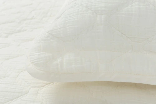 Close-up on the flanged border and corner for the pillow sham of our Cavell White Cotton Quilt Set.