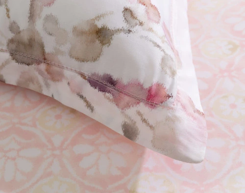 Close-up on the flanged edge corner on the pillow sham of our Angelica Pillow Sham.