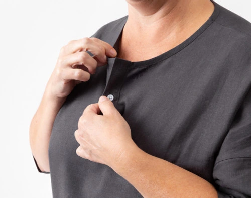 Close-up on the buttoned collar on the front of our Linen Blend Lounge Tunic in Black Pearl.