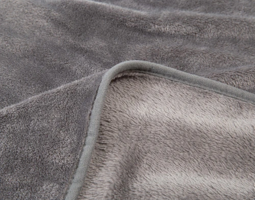 Close-up on the folded edge and reversible sides on the blanket of our Travel Mate Set in Grey.