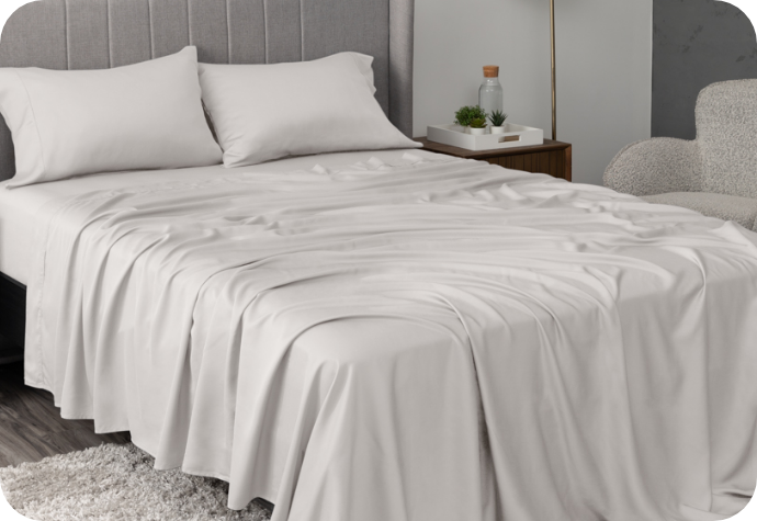 A flat sheet decorating a queen bed with its matching sheet set.